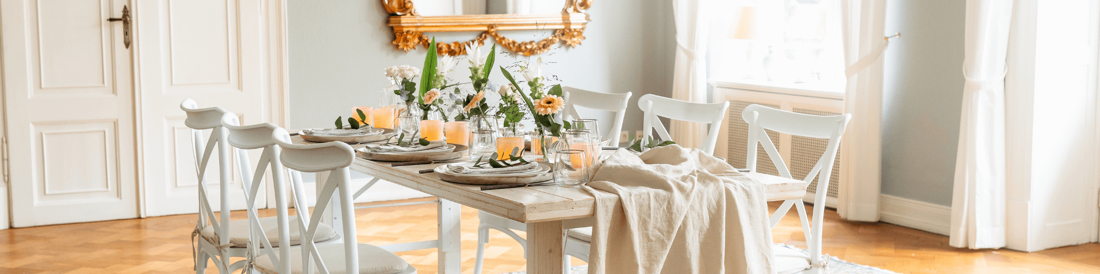 Ein mit Blumen geschmückter Tisch