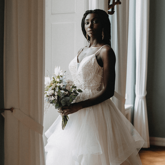 Eine Braut mit Brautstrauß