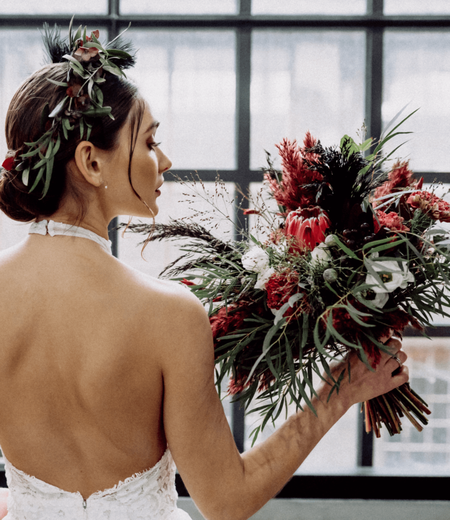Eine Braut mit Blumenstrauß in der Hand